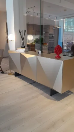 Cattelan Italia 1. Design moderno ed elegante. 2. Realizzata in legno di qualità. 3. Facile da montare. 4. Prezzo Outlet. 5. Garanzia Cattelan.- Madie