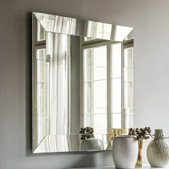 1. Design moderno ed elegante. 2. Vetro di qualità. 3. Facile da installare. 4. Ideale per aggiungere stile alla stanza. 5. Prodotto dal marchio Cattelan Regal.^Cattelan Italia Clearance