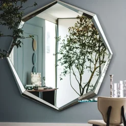 Cattelan Italia 1. Design moderno ed elegante.2. Prezzo scontato.3. Facile da installare.4. Finitura di qualità.5. Aggiunge stile alla stanza.- Specchiere