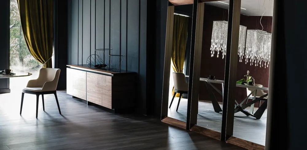 1. Design moderno ed elegante. 2. Realizzato in legno di alta qualità. 3. Rivestimento in argento. 4. Specchio antiriflesso. 5. Garantito da .^Cattelan Italia Hot