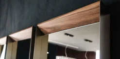 1. Design moderno ed elegante. 2. Realizzato in legno di alta qualità. 3. Rivestimento in argento. 4. Specchio antiriflesso. 5. Garantito da .^Cattelan Italia Hot