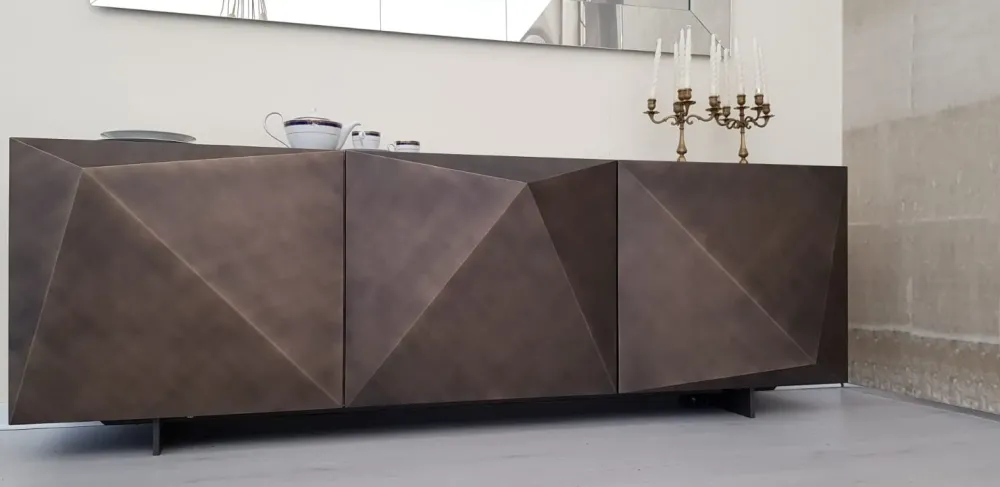 Cattelan Italia 1. Design moderno ed elegante. 2. Realizzata in legno di alta qualità. 3. Finitura in bronzo per un look unico. 4. Ampio spazio di archiviazione. 5. Facile da pulire.- Madie