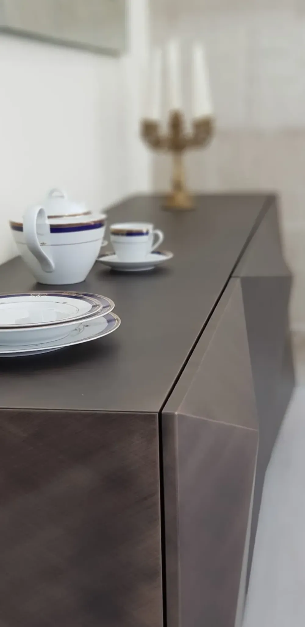 Cattelan Italia 1. Design moderno ed elegante. 2. Realizzata in legno di alta qualità. 3. Finitura in bronzo per un look unico. 4. Ampio spazio di archiviazione. 5. Facile da pulire.- Madie