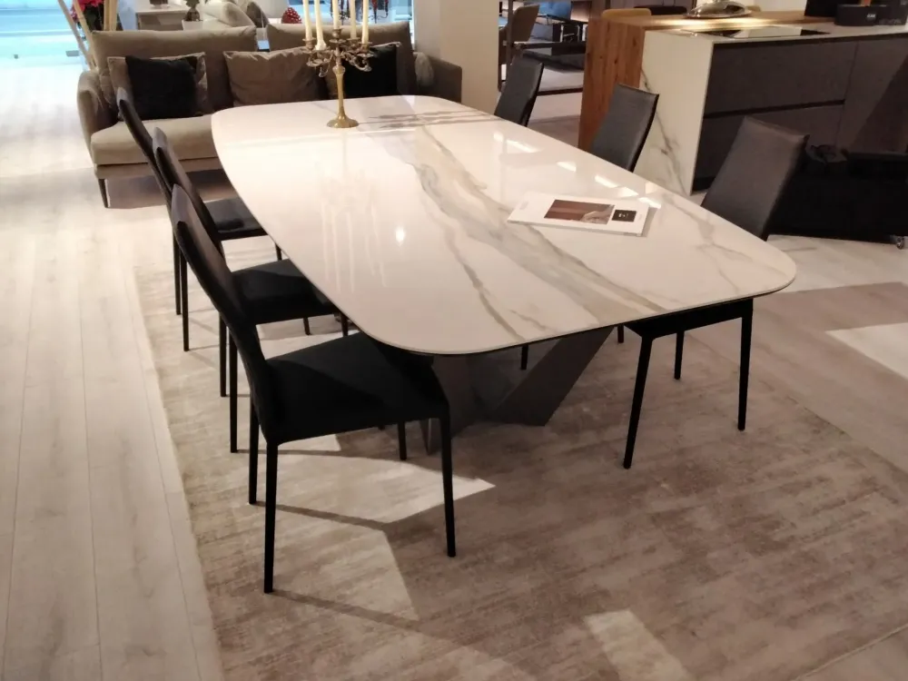 Cattelan Italia 1. Design moderno ed elegante. 2. Basamento centrale in Keramik. 3. Tavolo sagomato per una maggiore praticità. 4. Prezzo scontato. 5. Lunghezza adatta a qualsiasi ambiente.- Tavoli