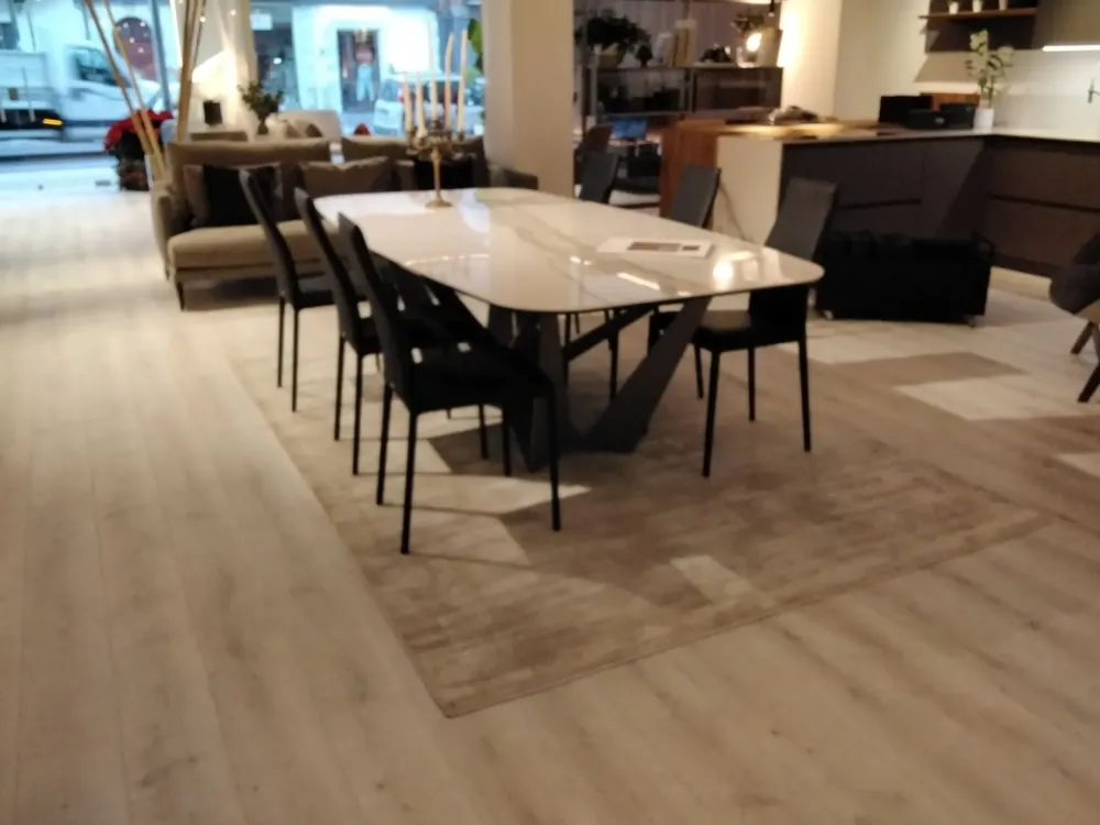 Cattelan Italia 1. Design moderno ed elegante. 2. Basamento centrale in Keramik. 3. Tavolo sagomato per una maggiore praticità. 4. Prezzo scontato. 5. Lunghezza adatta a qualsiasi ambiente.- Tavoli