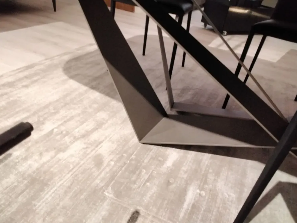 Cattelan Italia 1. Design moderno ed elegante. 2. Basamento centrale in Keramik. 3. Tavolo sagomato per una maggiore praticità. 4. Prezzo scontato. 5. Lunghezza adatta a qualsiasi ambiente.- Tavoli
