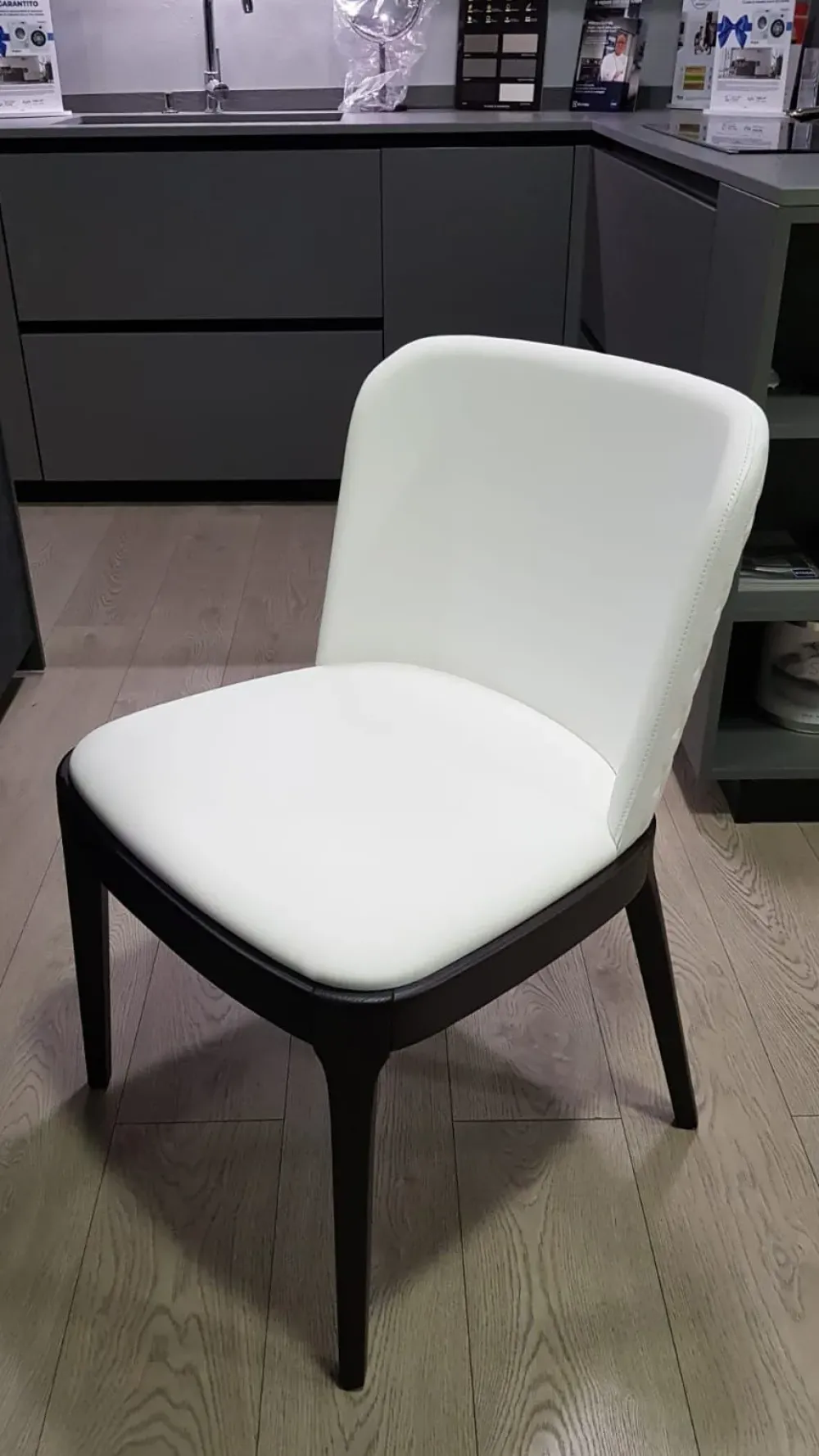 Cattelan Italia 1. Design moderno ed elegante. 2. Prezzo scontato. 3. Comoda e resistente. 4. Facile da pulire. 5. Marca di qualità Cattelan.- Sedie