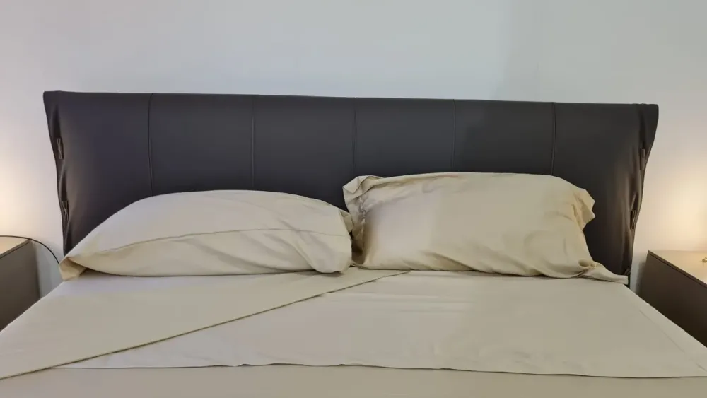 1. Design moderno ed elegante. 2. Prezzo ribassato. 3. Giroletto in metallo. 4. Comodo e resistente. 5. Facile da montare.^Bonaldo