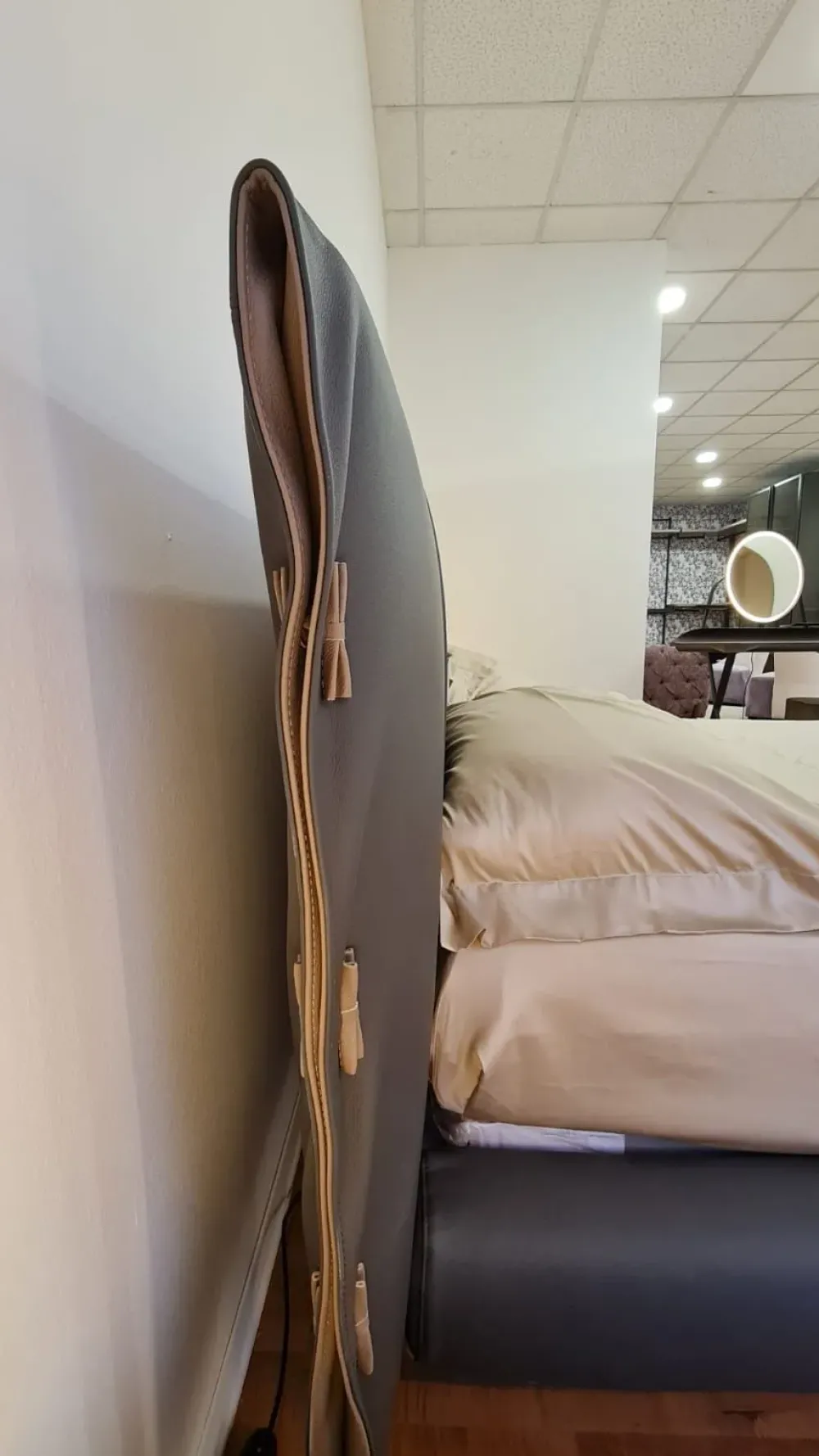 1. Design moderno ed elegante. 2. Prezzo ribassato. 3. Giroletto in metallo. 4. Comodo e resistente. 5. Facile da montare.^Bonaldo