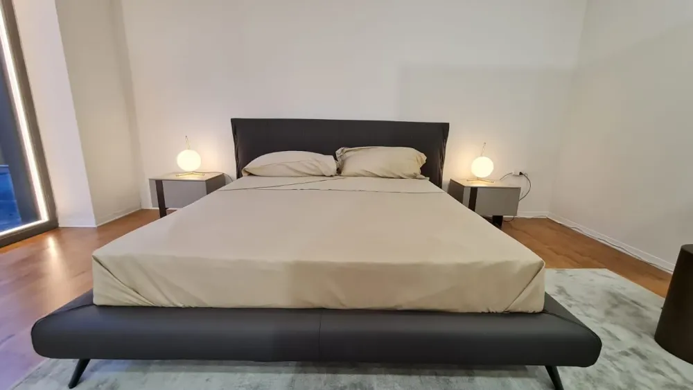 1. Design moderno ed elegante. 2. Prezzo ribassato. 3. Giroletto in metallo. 4. Comodo e resistente. 5. Facile da montare.^Bonaldo