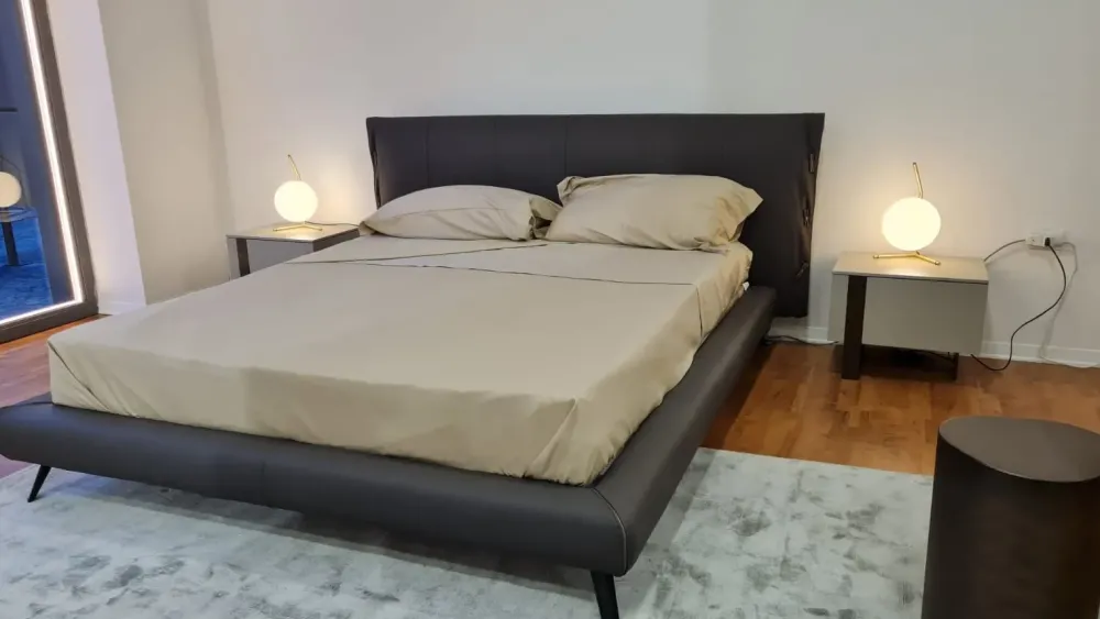 1. Design moderno ed elegante. 2. Prezzo ribassato. 3. Giroletto in metallo. 4. Comodo e resistente. 5. Facile da montare.^Bonaldo