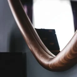 1. Design moderno ed elegante. 2. Struttura robusta in legno massello. 3. Rivestimento in tessuto di alta qualità. 4. Facile da montare. 5. Comodo e confortevole.^Cattelan Italia Online