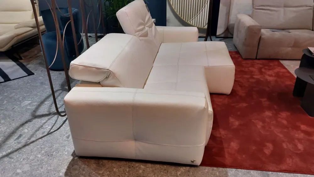 Calia 1. Design moderno ed elegante. 2. Comfort assoluto. 3. Struttura robusta. 4. Pelle di qualità. 5. Prezzo competitivo.- Divani