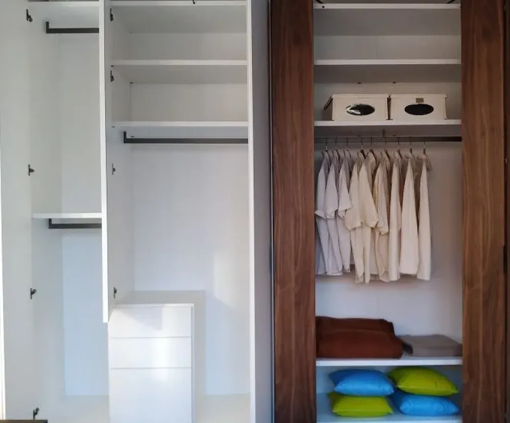 Caccaro Armadio ante a soffietto in laccato opaco Armadio core noce laccato scontato- Armadi