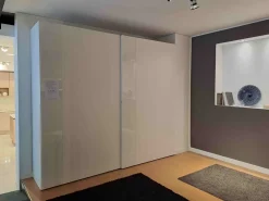 Armadio ante scorrevoli in laccato opaco Armadio parigino laccato opaco e vetro bianco di^Tagliabue Mobili Discount