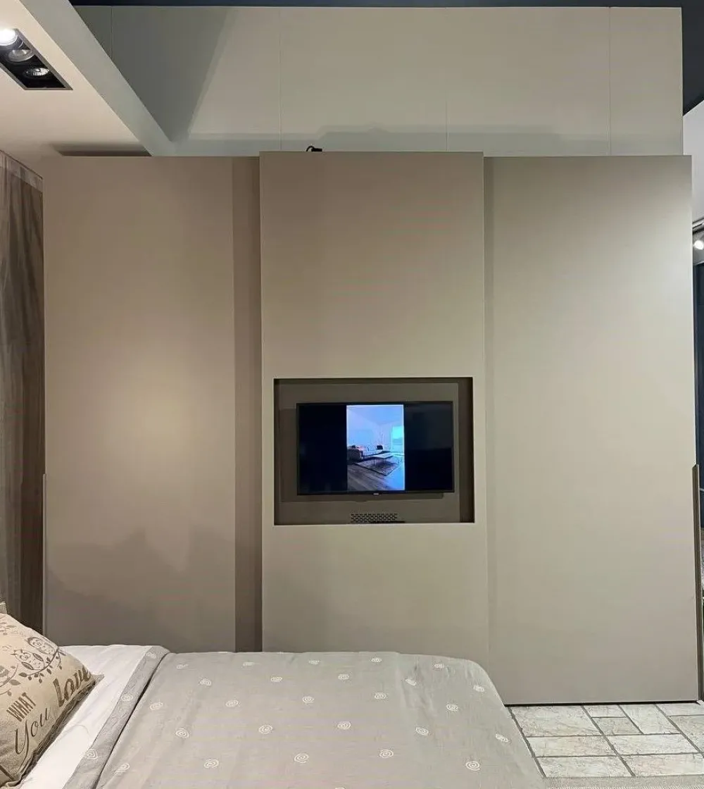 Clearance Armadio Armadio plana con tv realizzato in laccato opaco di scontato -20% Armadi