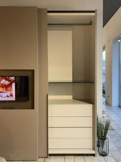 Clearance Armadio Armadio plana con tv realizzato in laccato opaco di scontato -20% Armadi
