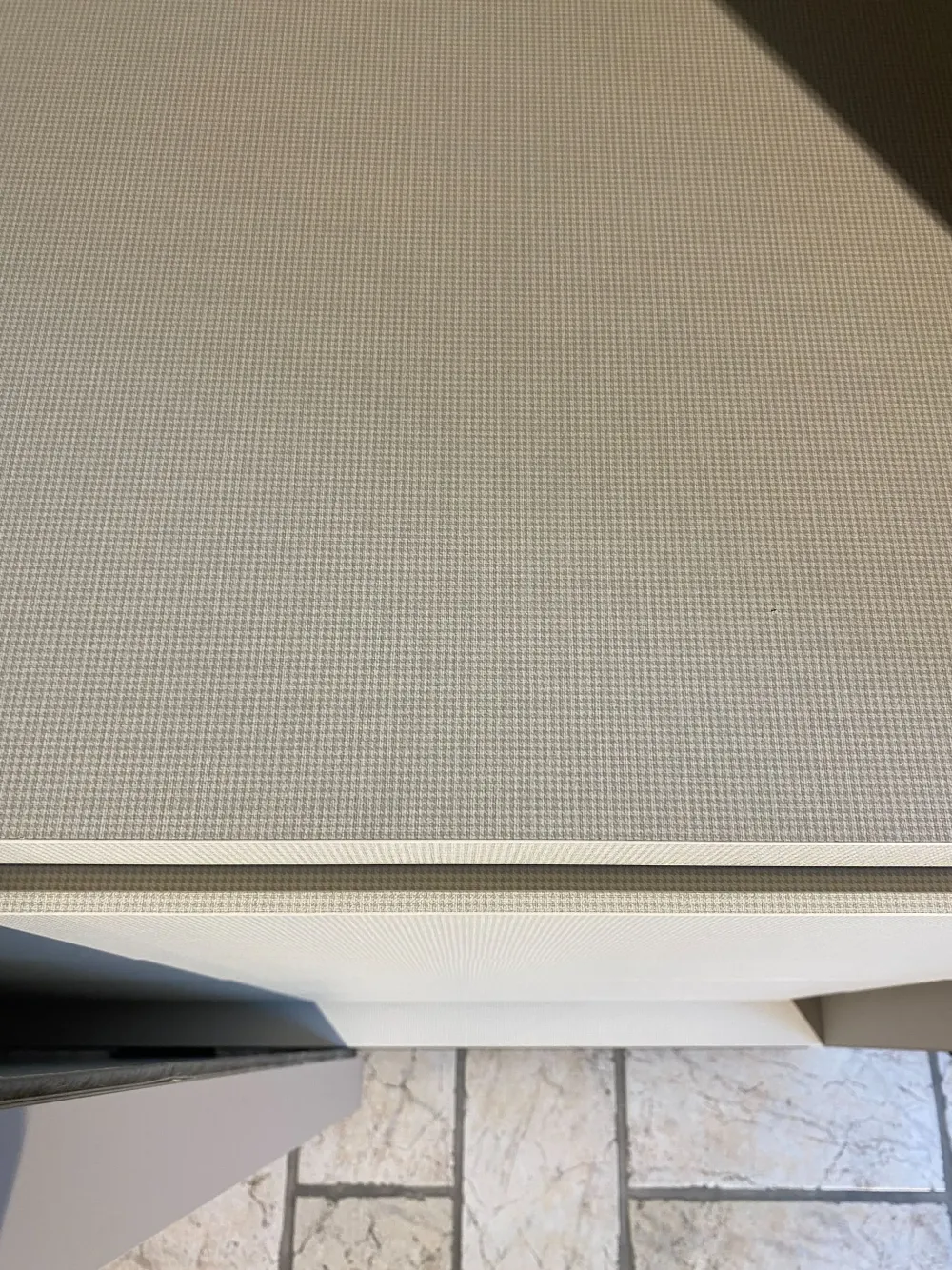 Clearance Armadio Armadio plana con tv realizzato in laccato opaco di scontato -20% Armadi