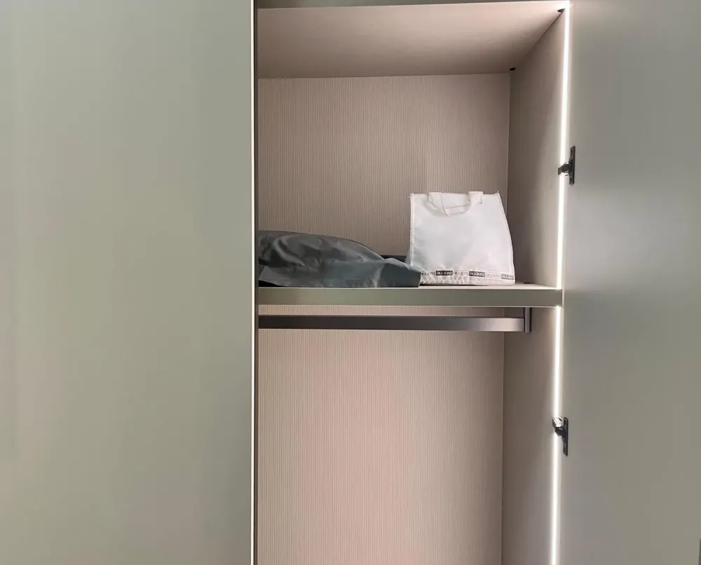 Hot Armadio Armadio tratto di A PREZZO SCONTATO 25% Armadi