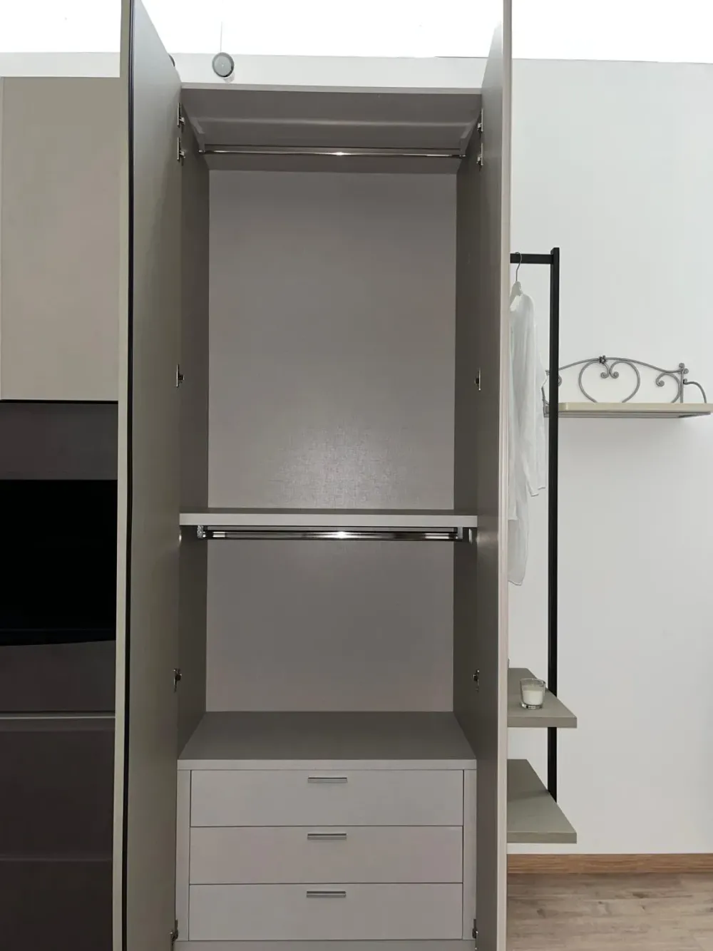 Outlet Armadio Armadio visual realizzato in laminato materico di scontato -36% Armadi