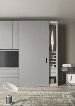 Outlet Armadio modello Armadio mod.urban con ante scorrevoli e vano-tv centrale in frassino laccato di scontato del 30% A PREZZO SCONTATO Armadi