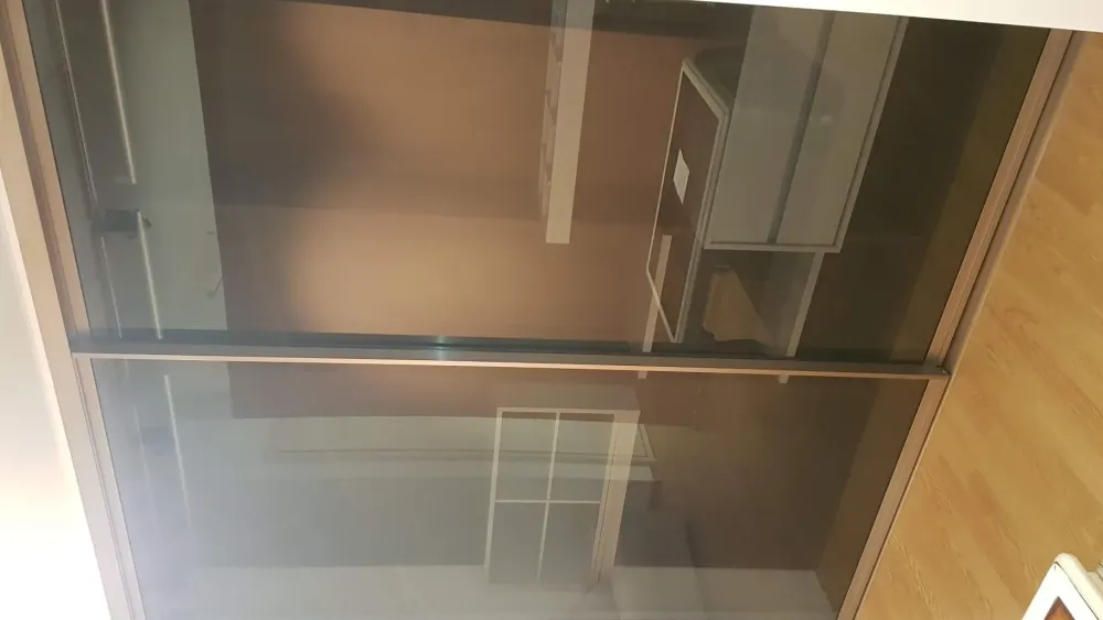 NovaMobili Armadio Cabina armadio con ante scorrevoli vetro brunito con attrezzatura interna legno e bianco di A PREZZO SCONTATO 60%- Armadi