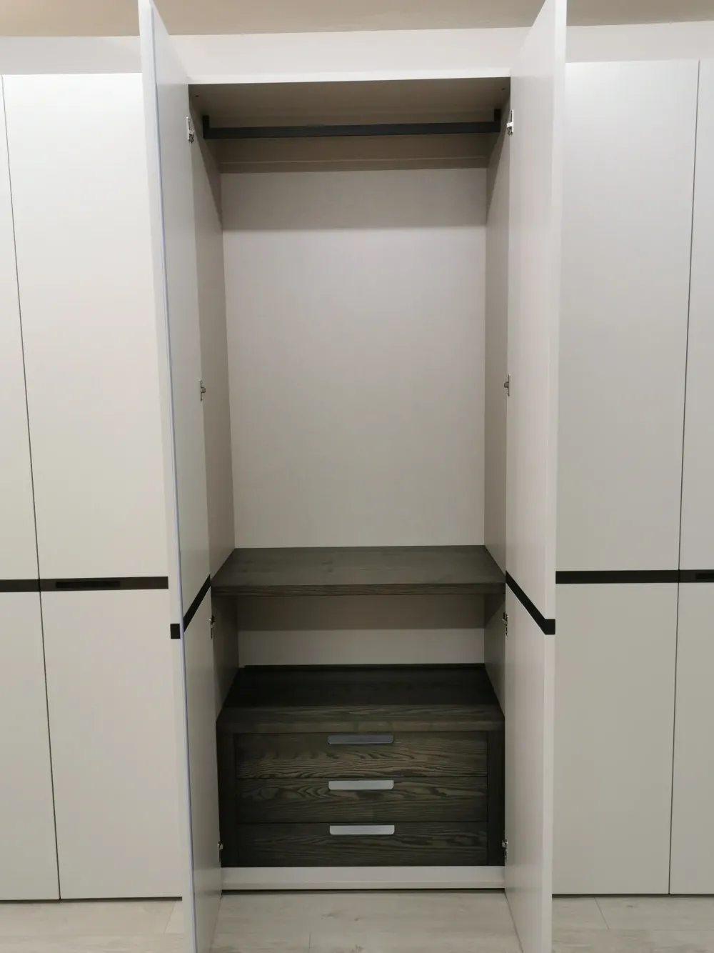 Sale Armadio con ante battenti a prezzo scontato modello Strip di Armadi