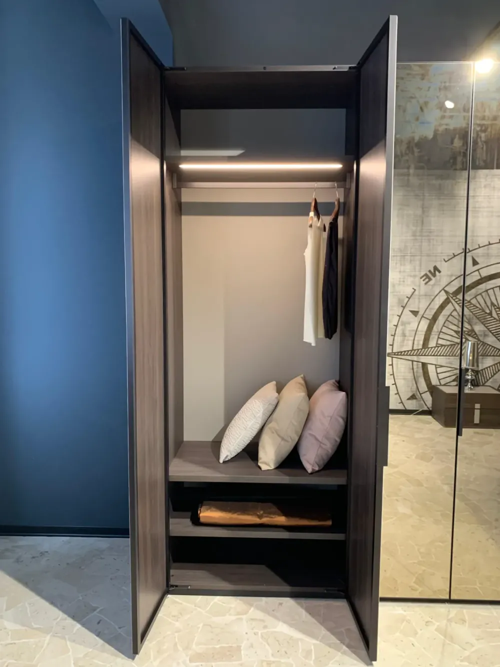 Armadio con ante battenti moderno Fab a prezzo scontato^Olivieri Discount