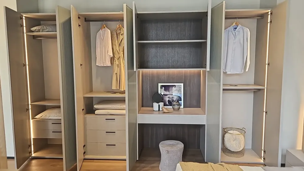 New Armadio con ante battenti modello Row scontato del 37% Armadi