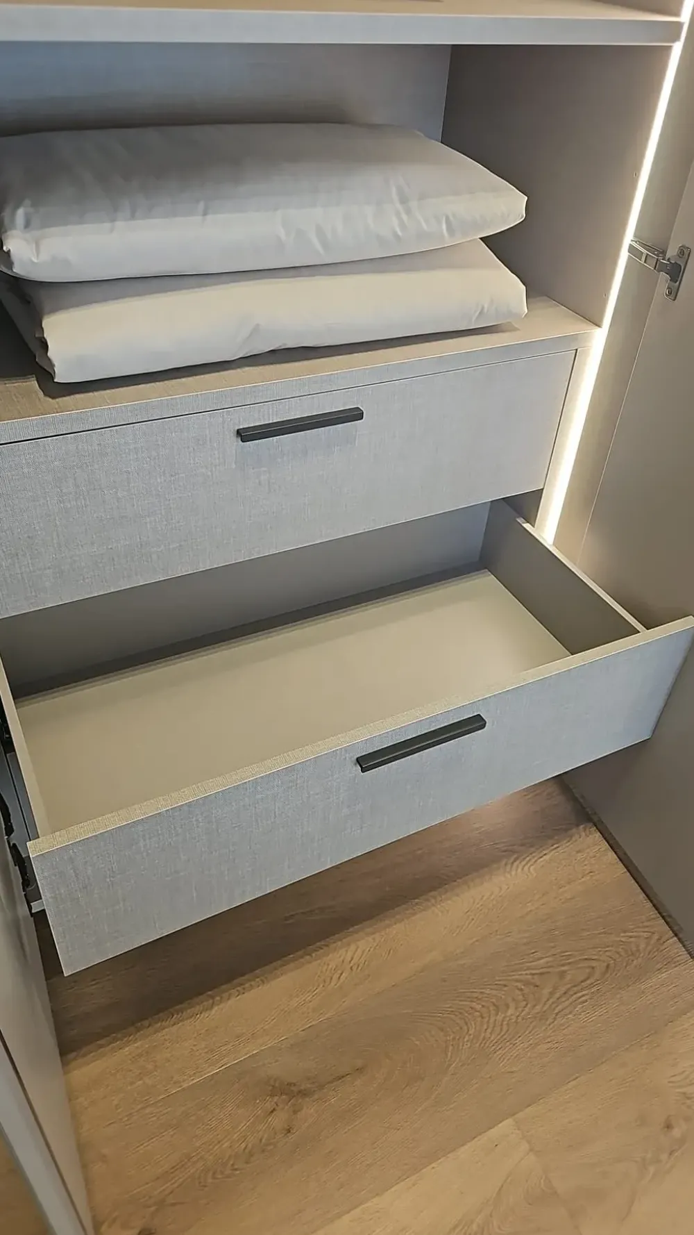 New Armadio con ante battenti modello Row scontato del 37% Armadi