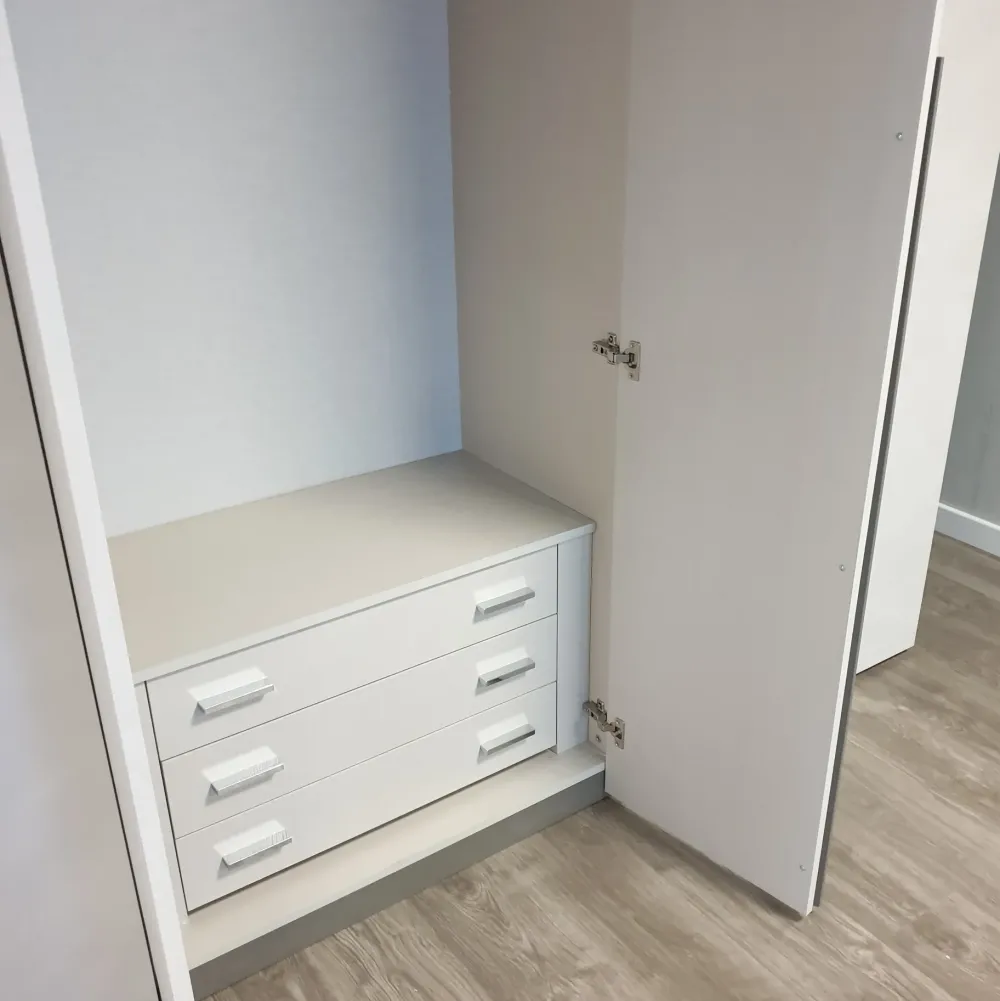 Armadio con ante battenti moderno City a prezzo scontato Armadi