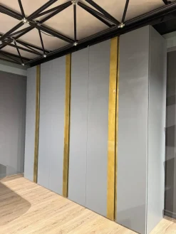 Outlet Armadio con ante battenti modello Groove scontato del 58% Armadi