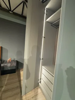 Outlet Armadio con ante battenti modello Groove scontato del 58% Armadi