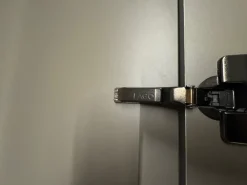 Outlet Armadio con ante battenti modello Groove scontato del 58% Armadi