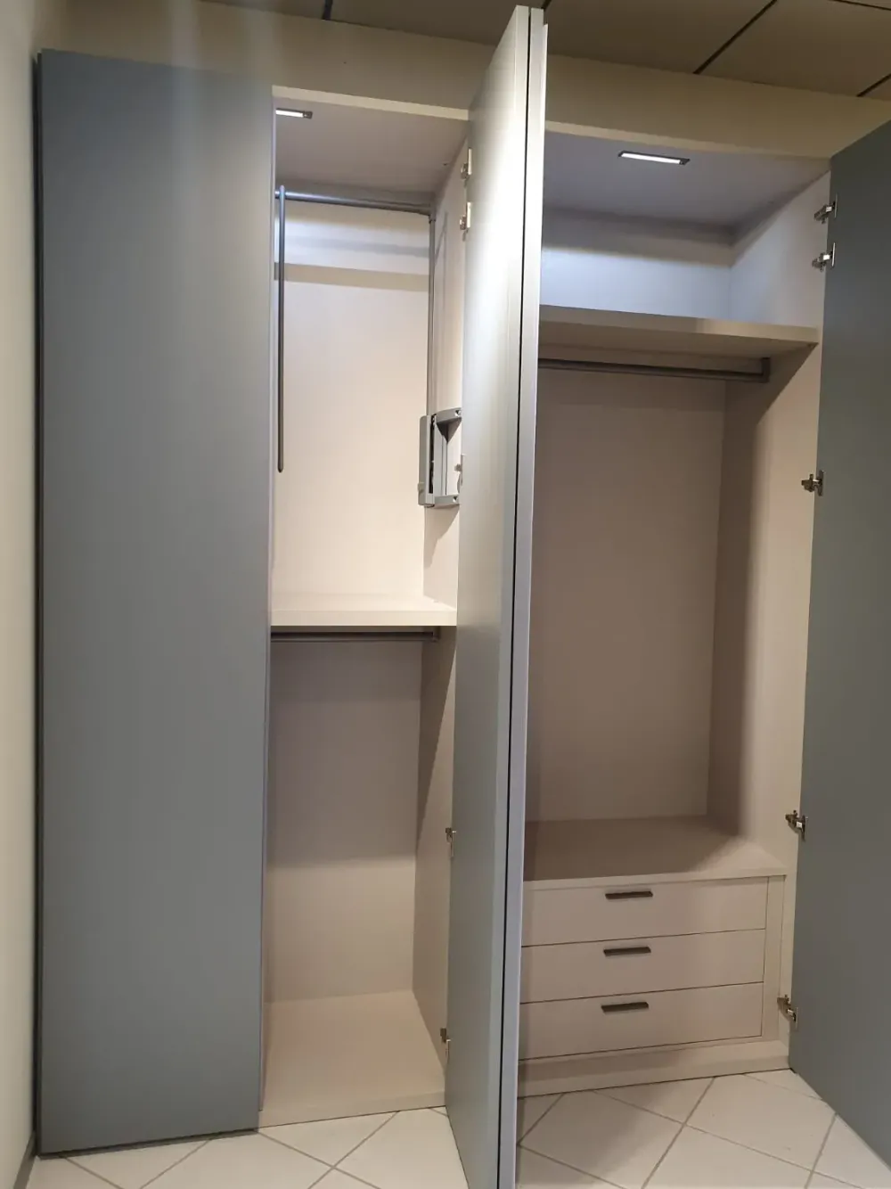 Armadio con ante battenti moderno Smart a prezzo scontato Armadi