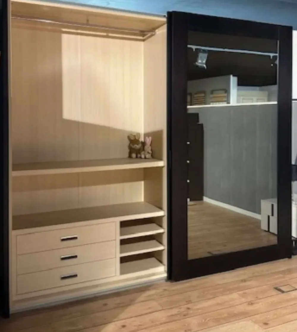 Armadio con ante scorrevoli moderno Discovery a prezzo ribassato^Doimo Design Discount