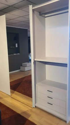 Tomasella Armadio con ante scorrevoli moderno Liscio specchio a prezzo ribassato- Armadi