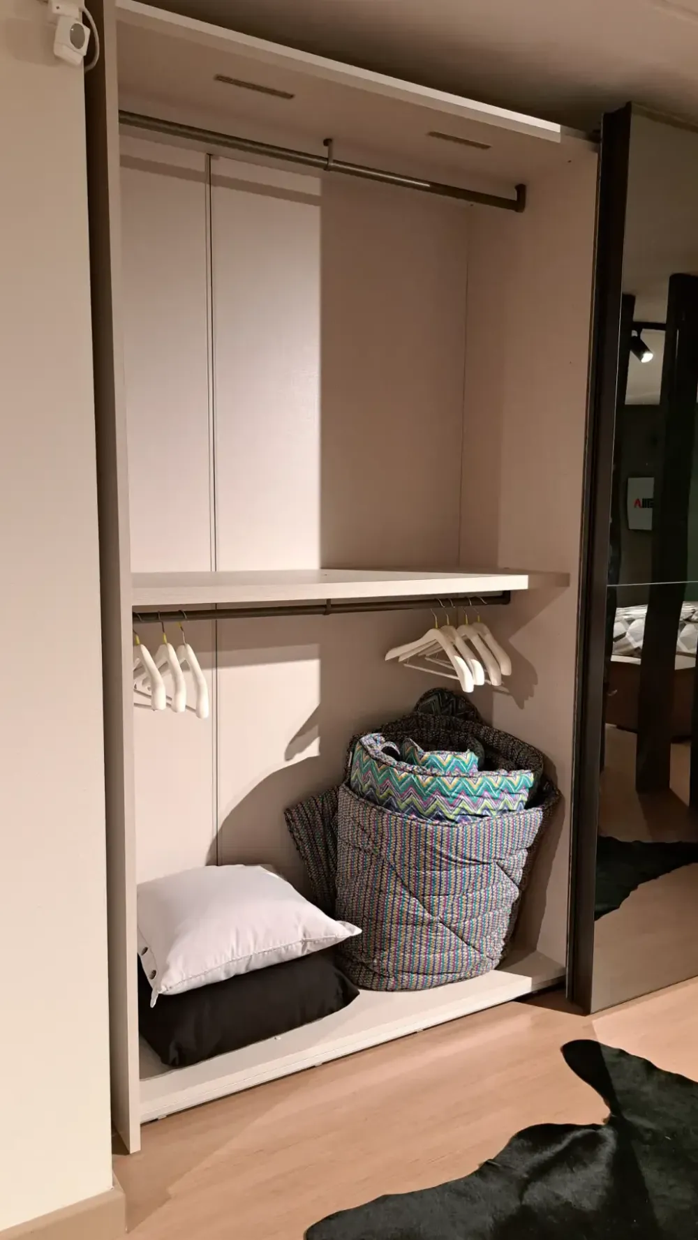 Armadio con ante scorrevoli moderno Armadio a prezzo scontato Armadi