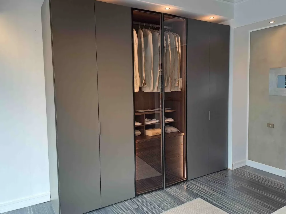 Armadio di modello Armadio flat 2 ante a vetro in vetro con sconto -33%^Caccaro Outlet