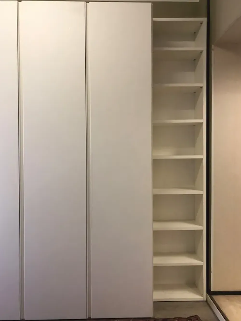 Armadio Gola con elemento a giorno a cinque ante a prezzo scontato^Artigianale Discount