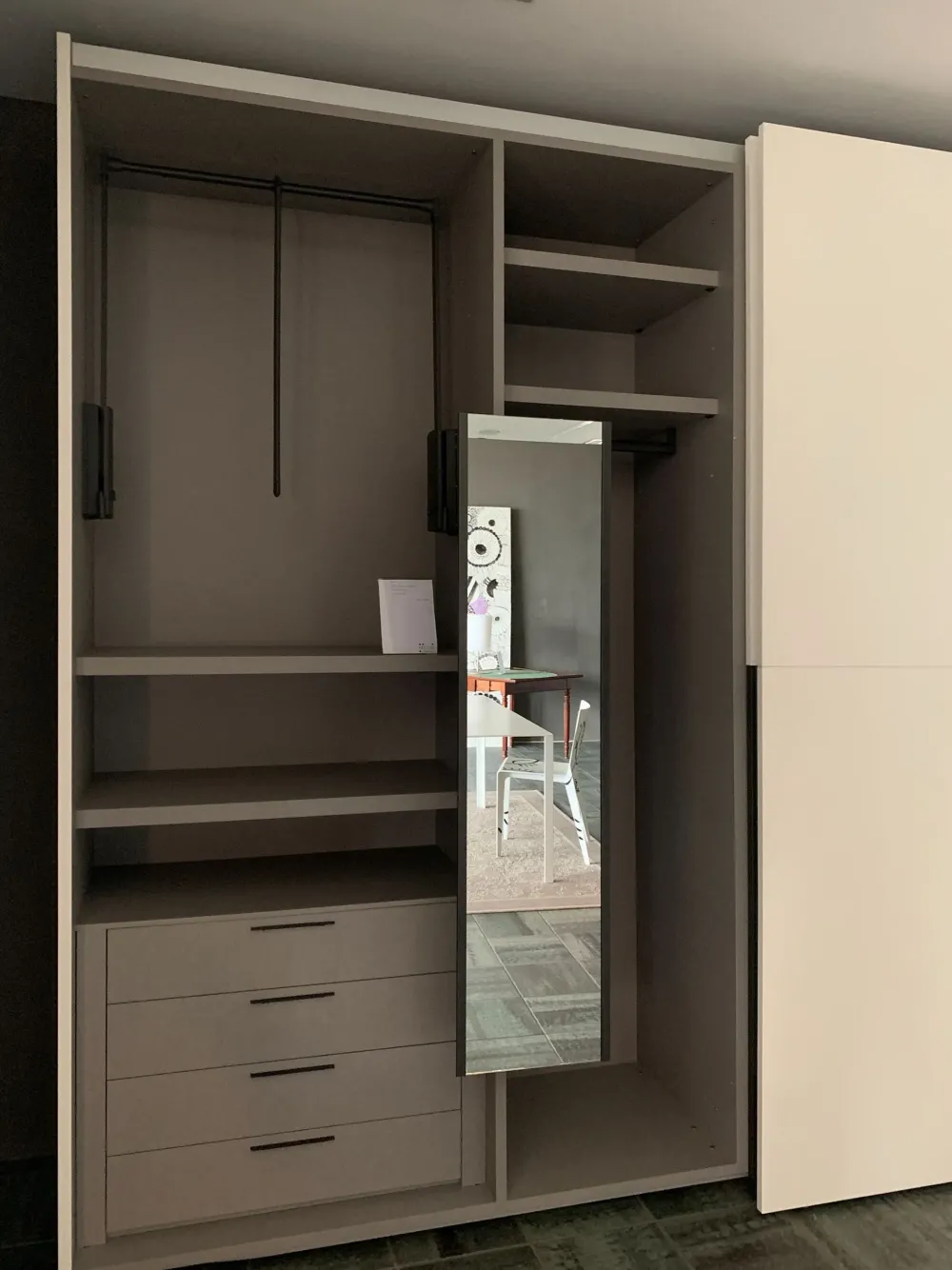 Armadio Gola , ante scorrevoli in laccato opaco, scontato.^NovaMobili Sale