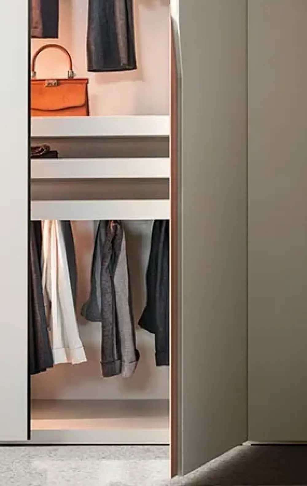 Clearance Armadio in laccato opaco Manhattan a marchio scontato -25% Armadi