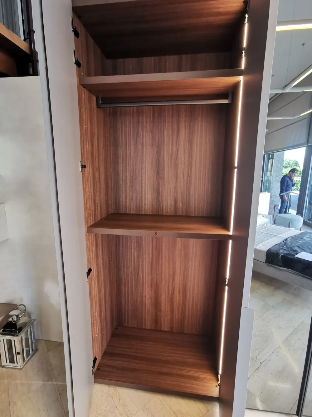 New Armadio Milano a sei ante a prezzo scontato Armadi