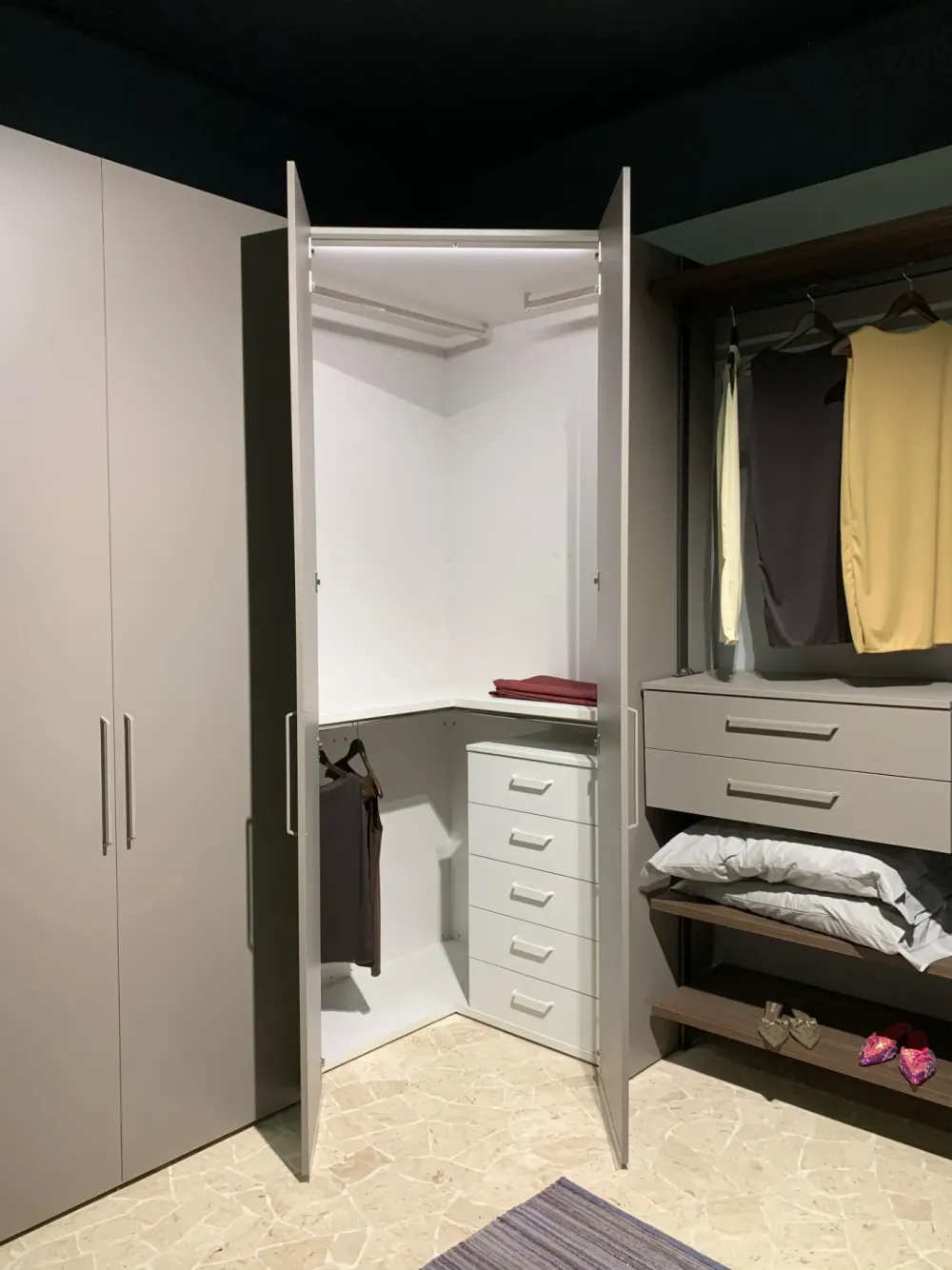 Homes Armadio moderno Angolo con un ribasso imperdibile- Armadi