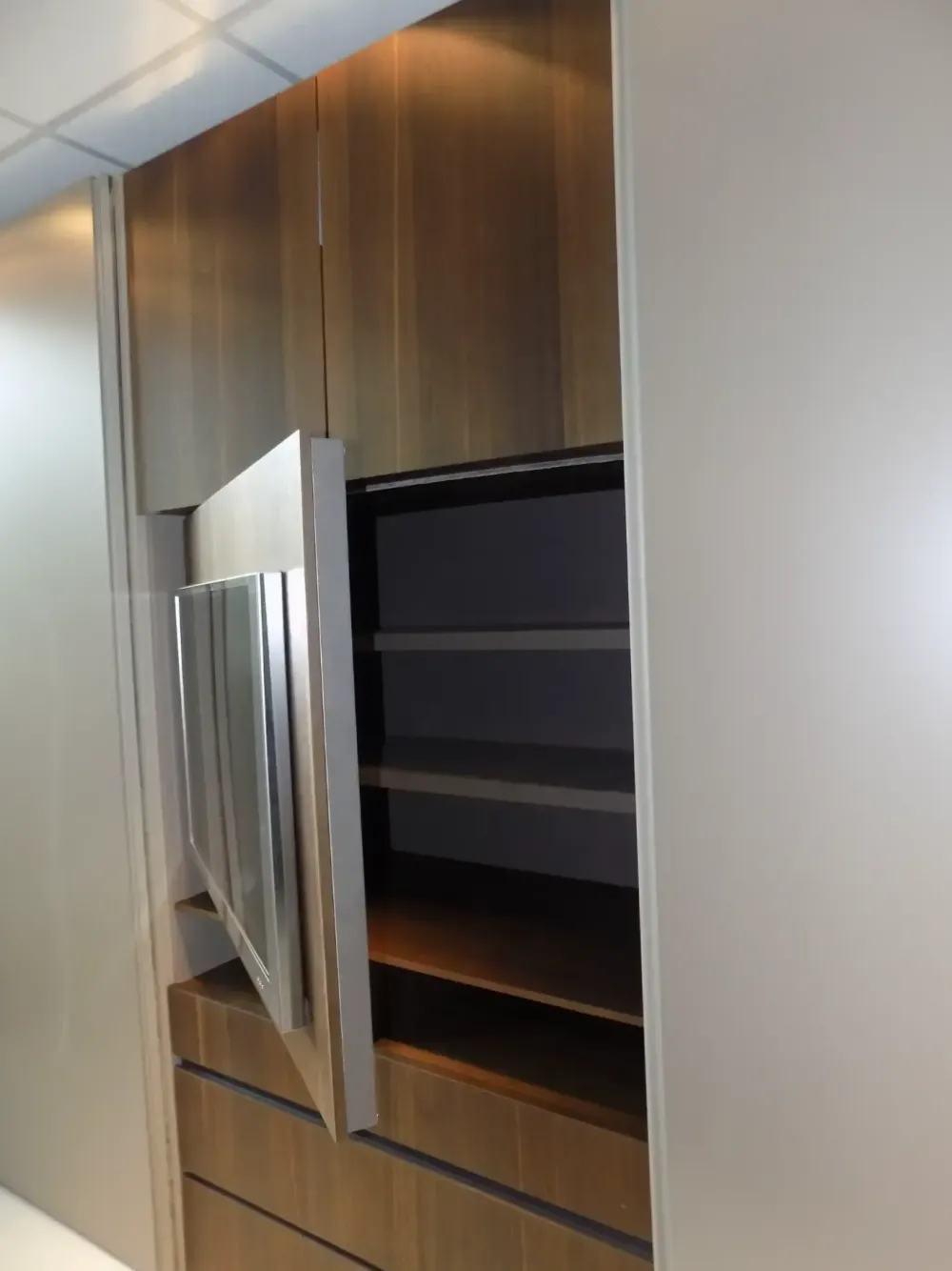 Camera da letto Armadio breccia con porta tv in laccato opaco a prezzo Outlet^Sangiacomo New