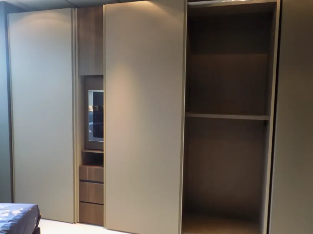 Camera da letto Armadio breccia con porta tv in laccato opaco a prezzo Outlet^Sangiacomo New