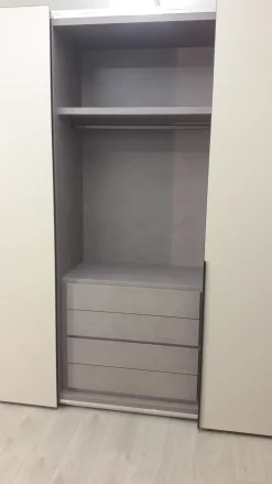 Camera da letto People in laccato opaco a prezzo Outlet. Un design moderno ed elegante per arredare la tua casa. Camere Da Letto