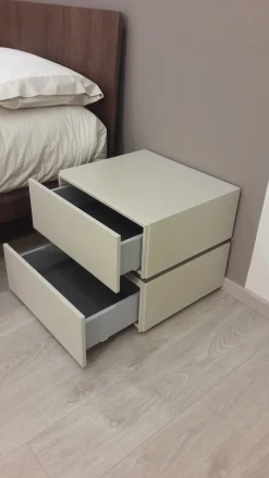 Camera da letto People in laccato opaco a prezzo Outlet. Un design moderno ed elegante per arredare la tua casa. Camere Da Letto