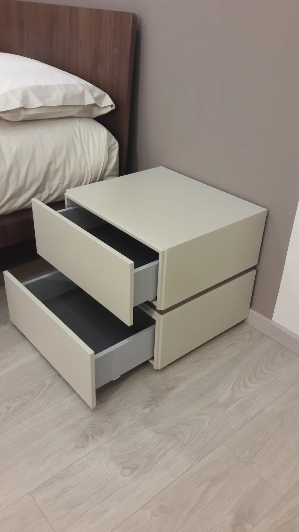 Camera da letto People in laccato opaco a prezzo Outlet. Un design moderno ed elegante per arredare la tua casa. Camere Da Letto