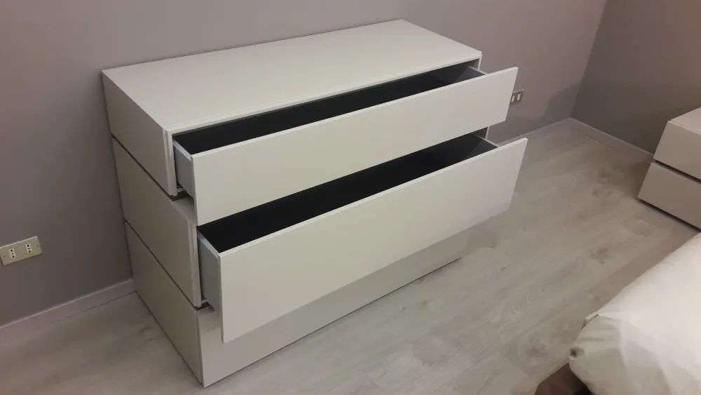 Camera da letto People in laccato opaco a prezzo Outlet. Un design moderno ed elegante per arredare la tua casa. Camere Da Letto